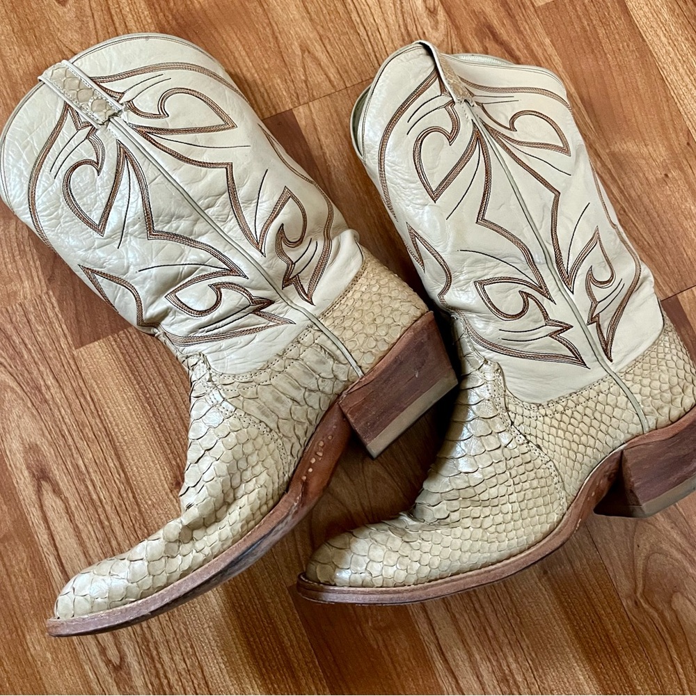 Vintage Dan Post Rare Exotic Python Leather Boots
*excellent condition
*Size9.5